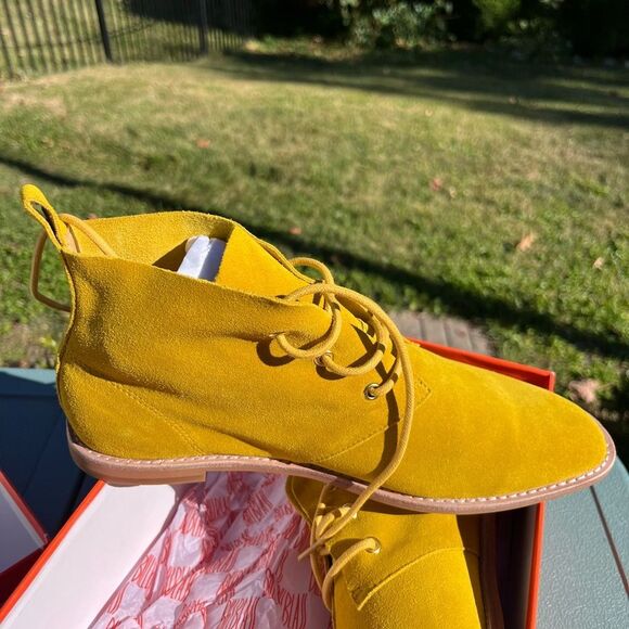 Bill Blass Maggie Desert Suede Boots NIB - Picture 7 of 9